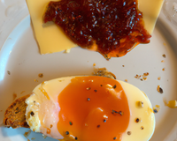 Œuf brouillé confiture et parmesan