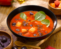 Gaspacho tomate, coulis d'olives violette & cubes de saison