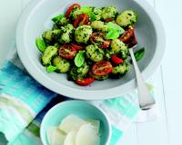 Ce plat simple est idéal pour un déjeuner ou un diner sur le pouce. La sauce pesto est fraîche, parfumée et fabuleuse et parfaite pour les pâtes aussi !