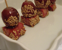 Petites bouchées de jambon laquées au caramel de mandarine, raisins et sésame doré