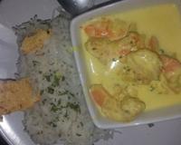 Crevettes saisies à la poêle dans son lit d'oignon fondu.