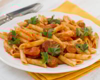 Penne aux saucisses, chorizo et sauce tomate à la courgette