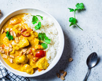 Poulet au curry express : la recette magique pour des blancs ultra juteux et fondants prêts en 10 minutes chrono