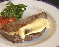 Un bon steak de boeuf revenu dans un morceau de beurre, accompagné par une délicieux mélange de crème fraîche onctueuse et de moutarde.…