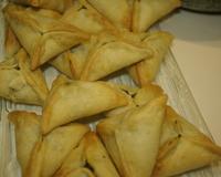 Petites bouchées en pâte brisée aux épinards, servies lors du mezzé libanais.