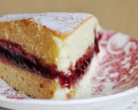 Gâteau léger et moelleux garni de confiture