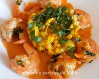 Une julienne de courgettes jaunes en vinaigrettes et des crevettes flambées au pastis