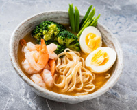 Nouilles, crevettes et bouillon asiatique : la soupe express qui change de l’ordinaire