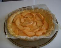 Pâte feuilletée puis la mettre au four. Enlever la peau du melon et les pépins couper le melon en quatier. Sortez la pâte puis mettre le melon cru dessus.