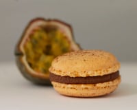 Macaron chocolat au lait- fruits de la passion
