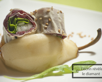 Rouleaux fins de canard à la poire, roquette et assaisonnés de cointreau.
