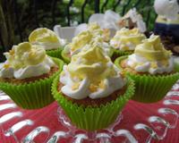 Un cupcake au bon goût de pomme et aux noix croquantes associées à la fraîcheur de la Chantilly. Les enfants adorent !