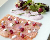 Fines tranches de saumon mariné au vinaigre de framboise, accompagné d'une sauce grelette à la framboise.