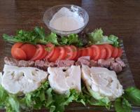 Entrée très facile à réaliser, tomates, choux fleur, thon et mâche accompagné d'une vinaigrette légère.