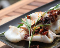 Encornets en brochettes, grillés au thym frais