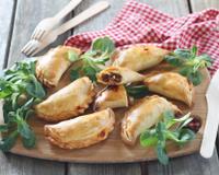Les empanadas sont des chaussons fourrés d'une garniture salée très parfumée, voire épicée. Ils peuvent être garnis de…