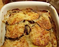 Au diner de ce soir, j'ai réalisé un gratin d'aubergine, chèvre et tomates... Eh bien, c'est plutôt bon et ça change des autres gratins... Pour 2/3 personnes :