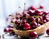 Saviez-vous que vous pouviez dénoyauter facilement les cerises avec ces deux objets que vous avez forcément chez vous ?