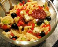 Salade froide de penne aux tomates cerise et courgettes