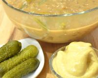 C'est la sauce la plus connue pour accompagner les côtes de porc. Moutarde et cornichon pour une sauce brune pleine de caractère.