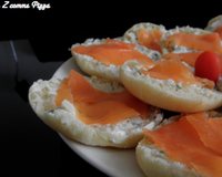 Mini faluches au saumon fumé, sauce fromage blanc