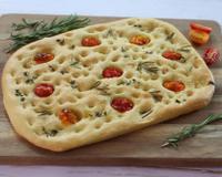 On craque pour cette focaccia bien moelleuse et agrémentée de tomates cerises. 