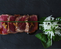 Plat assez simple et rapide à faire. Peut se realiser à l'avance. Il est important de choisir une viande de boeuf très tendre, peu grasse et pas trop large pour pouvoir…