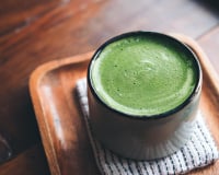 On a trouvé une alternative locale et gratuite au matcha : bluffante en boisson comme en pâtisserie