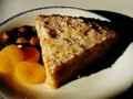 Si vous avez quelques restes de pain sec, des fruits et un oeuf ou deux, cette recette de pudding vous plaira ...
