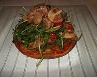 Salade croquante de roquette, thon marinée et légumes croquant sur une tarte tomate/mozzarella tiède.