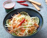 C’est LA salade thaïlandaise par excellence. Elle se prépare avec les papayes vertes qui ne sont pas encore arrivées à maturation. Cela…