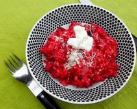 Atrange mon risotto, n'est-il pas? Contre toute attente, riz, betteraves et parmesan sont une formidable association!