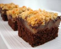 Carrés moelleux choco-poires-ganache, crumble aux amandes.