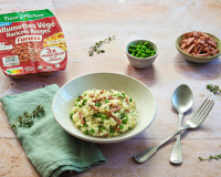 Gourmand et printanier, ce risotto aux petits pois et allumettes végé haricots rouges fumées va bluffer toute la famille
