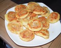 Des feuilletés avec du saumon et du gruyère.