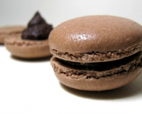 C'est un grand jour pour moi. Après de très nombreux essais infructueux, j'ai enfin réussi mes premiers macarons avec une jolie collerette.