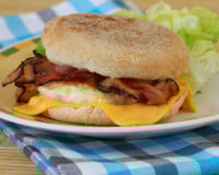 Muffin au bacon, fromage et œuf frit façon Hamburger