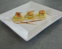 Cuire à l'avance des carrés de pâte feuilletée et faire un guacamole au citron et coriandre, déposer des crevettes cuites et caramélisées dans un mélange de sauce soja…