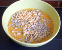 Soupe de légumes avec ses graines de tournesol et ses pignons de pins