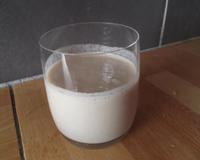 Un smoothie goûteux avec du lait de coco et des spéculoos.