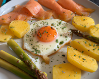 Œuf basse température, asperges, saumon et pommes de terre