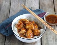 Voilà comment faire un poulet caramélisé et épicé à la sauce sriracha.