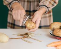 Cette façon d'utiliser un économe permet d'éplucher des pommes de terre en un temps record !