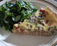 Une délicieuse quiche au thon surmonté de tomate et d'olives