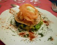Du saumon fumé, de l'avocat et une part de sorbet