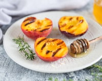 Pêches au barbecue : le dessert estival simplissime que tous vos invités vont vous réclamer
