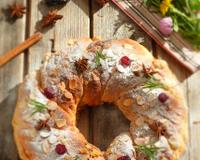 Couronne aux amandes, beurre, mahlèpe.