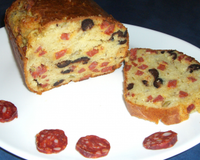 Cake salé aux olives et chorizo à servir en entrée, apéritif, pique-nique