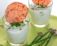 Verrine de mousse de concombre au Chavroux et chips de bacon