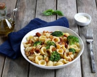 Orecchiette aux brocolis, anchois, mie croquante et tomates séchées